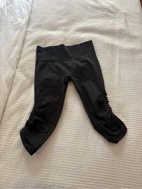 lululemon athletica Womens Black Capri Leggings with Ruched Sides - 6